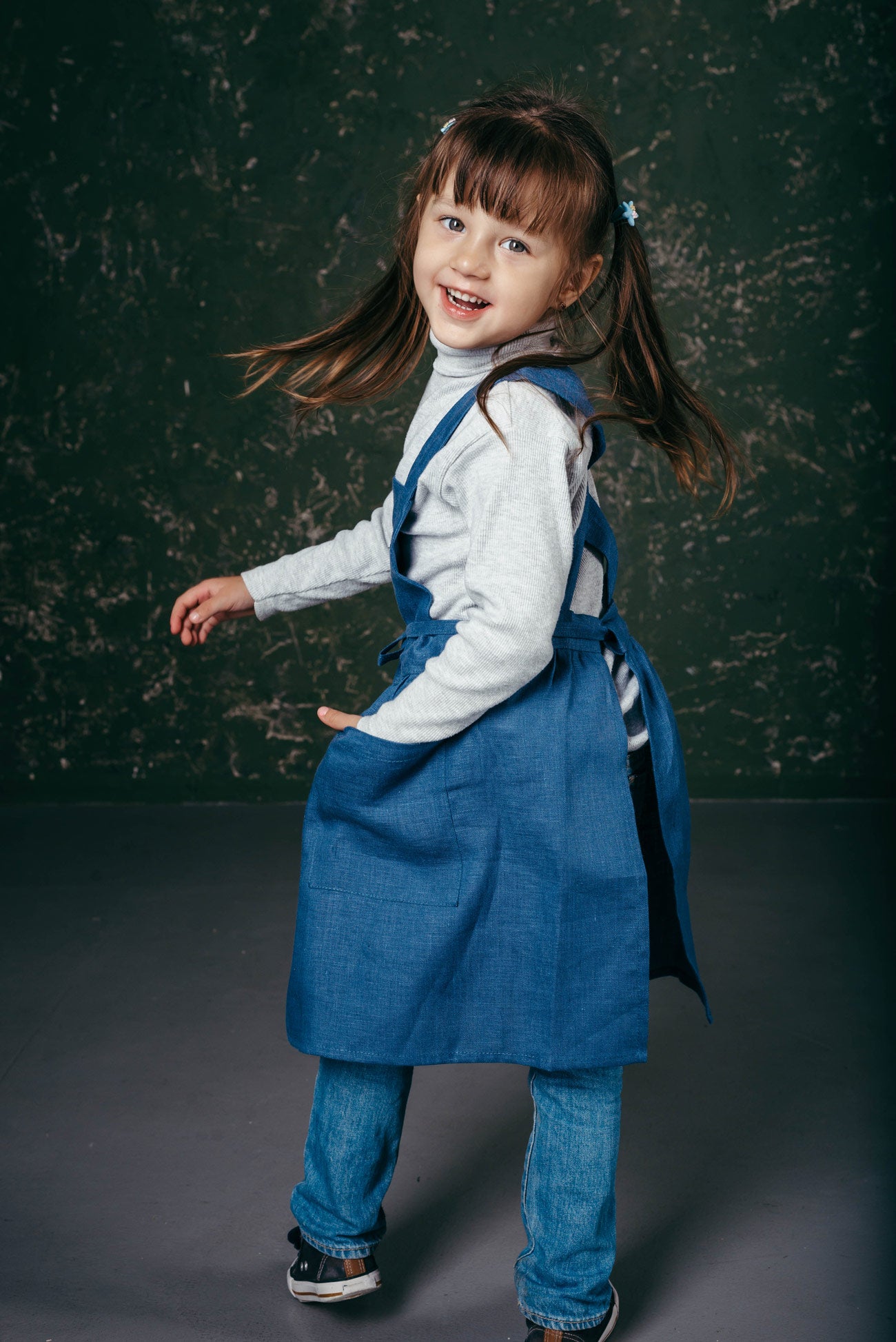 Girls’ Cross-Back Linen Apron