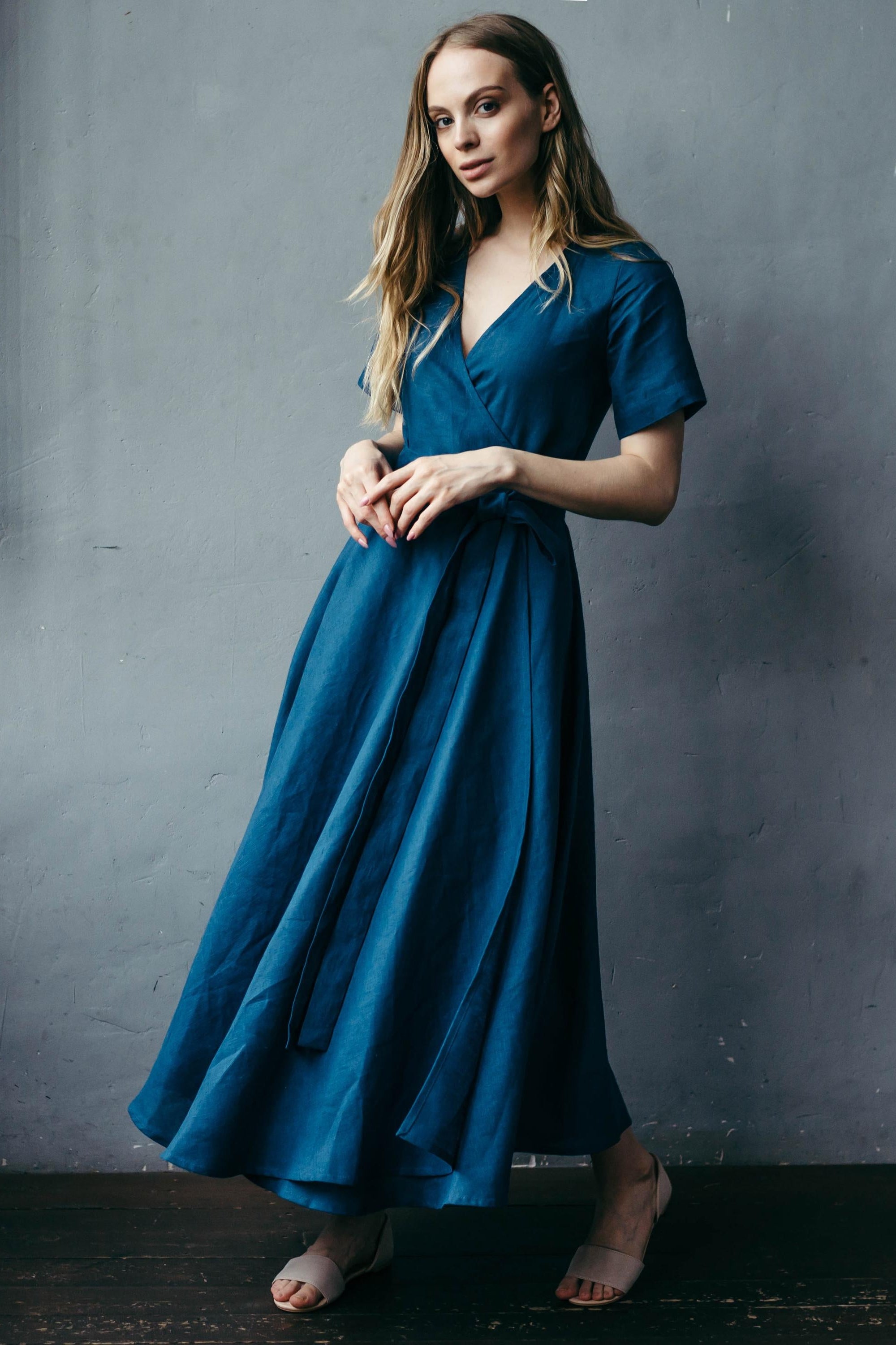 Woman wearing a blue linen dress for bridesmaids